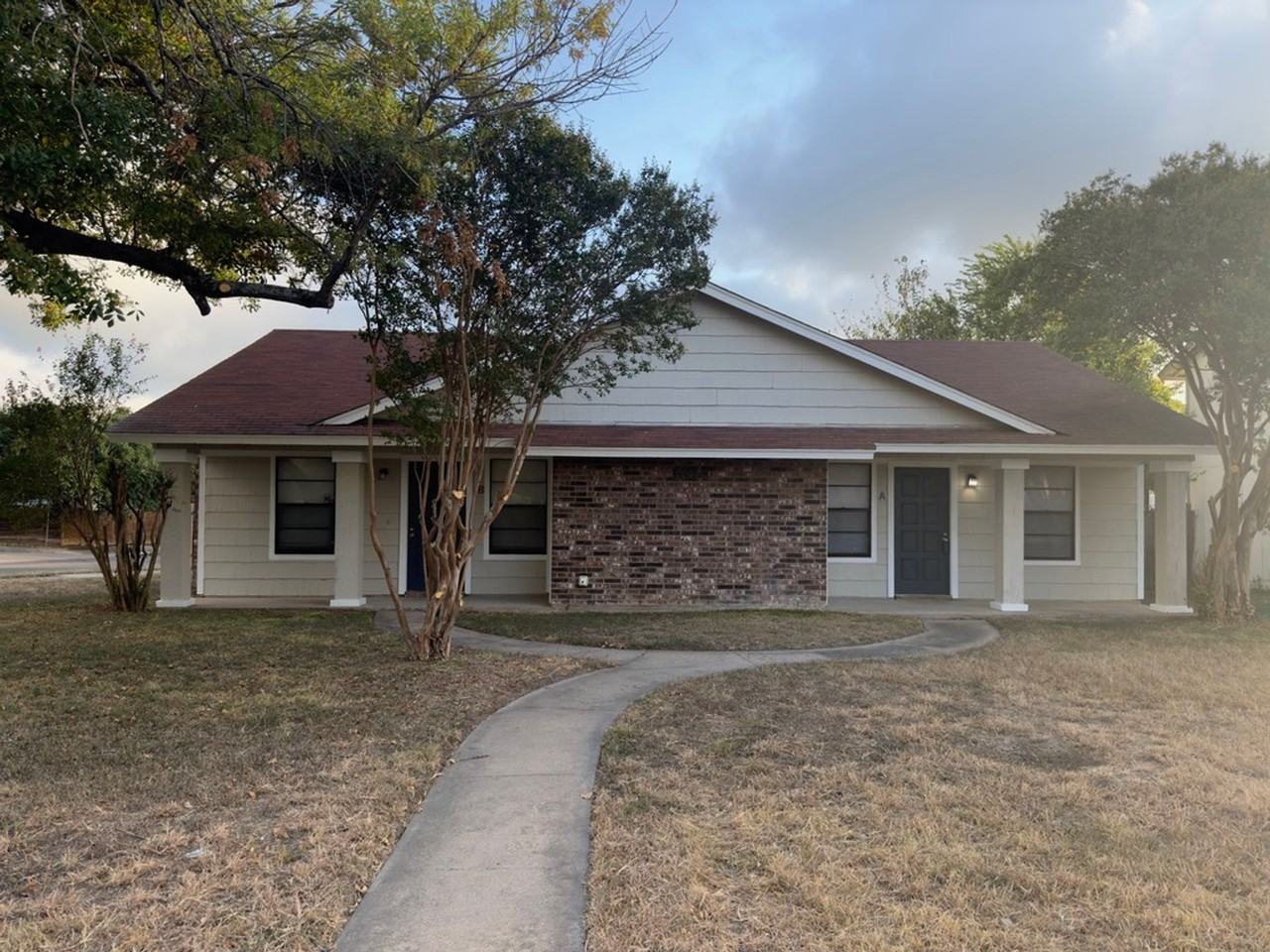 1614 W Braker Ln - Photo 2 of 3