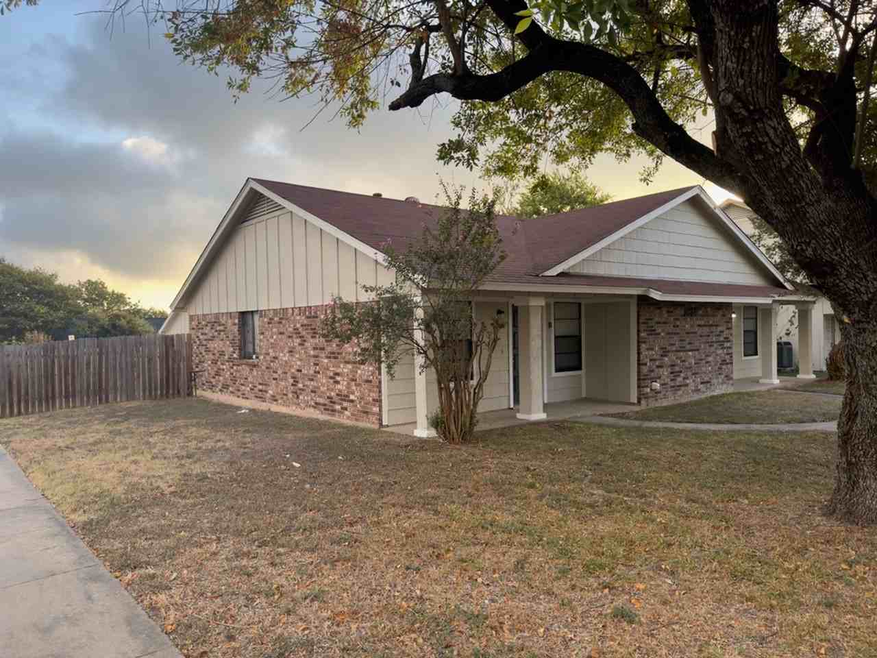 1614 W Braker Ln - Photo 3 of 3