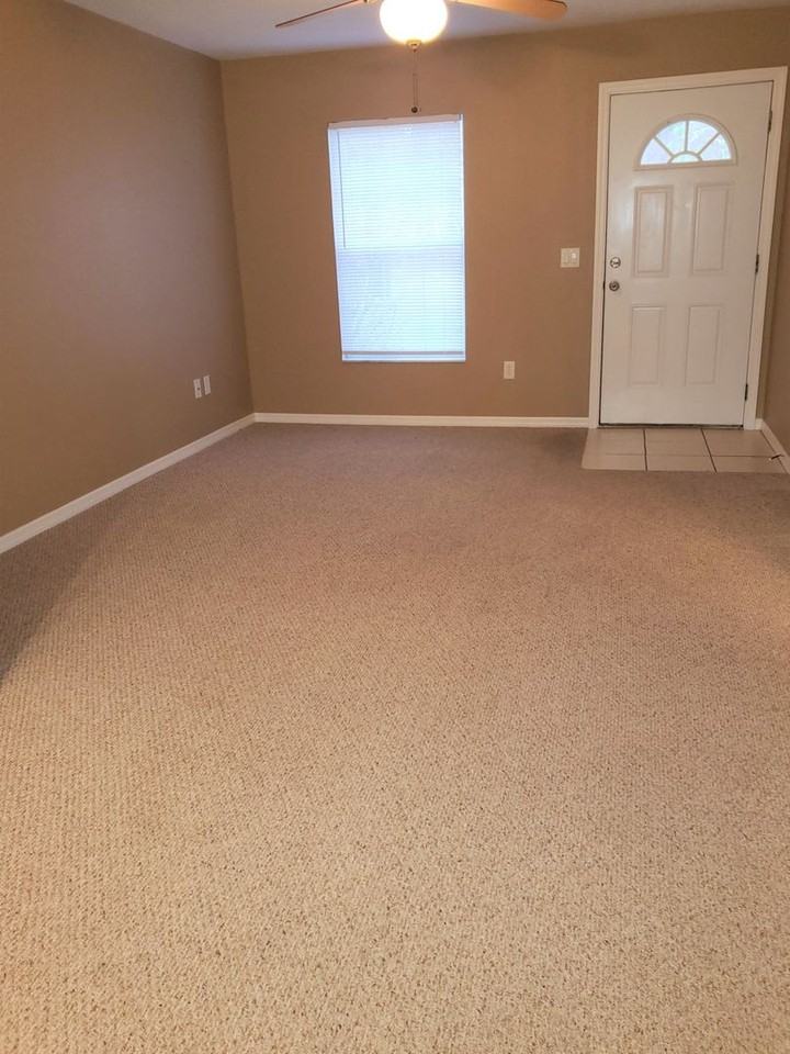 9328 N Travis Dr - Photo 2 of 13