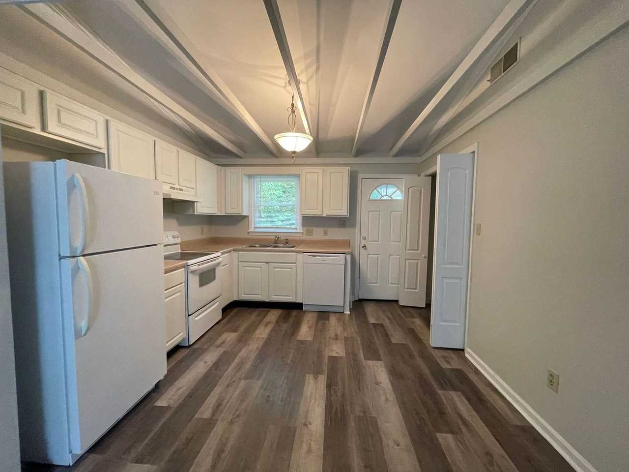 307 Cedar Creek Dr - Photo 2 of 7