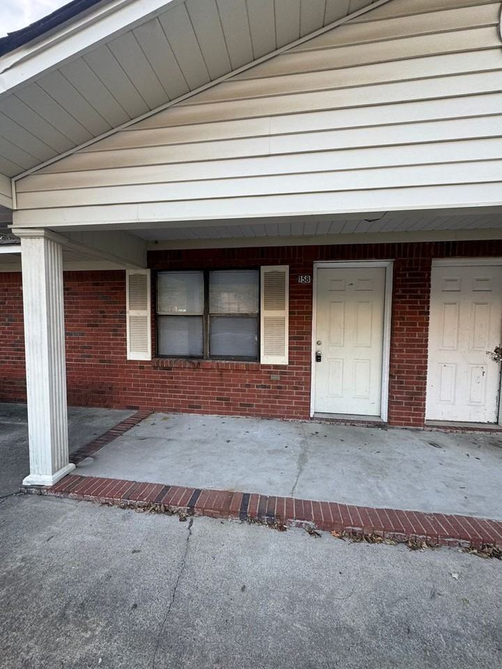 154 Columbus Cir NE - Photo 2 of 13