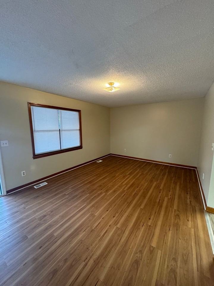 154 Columbus Cir NE - Photo 3 of 13