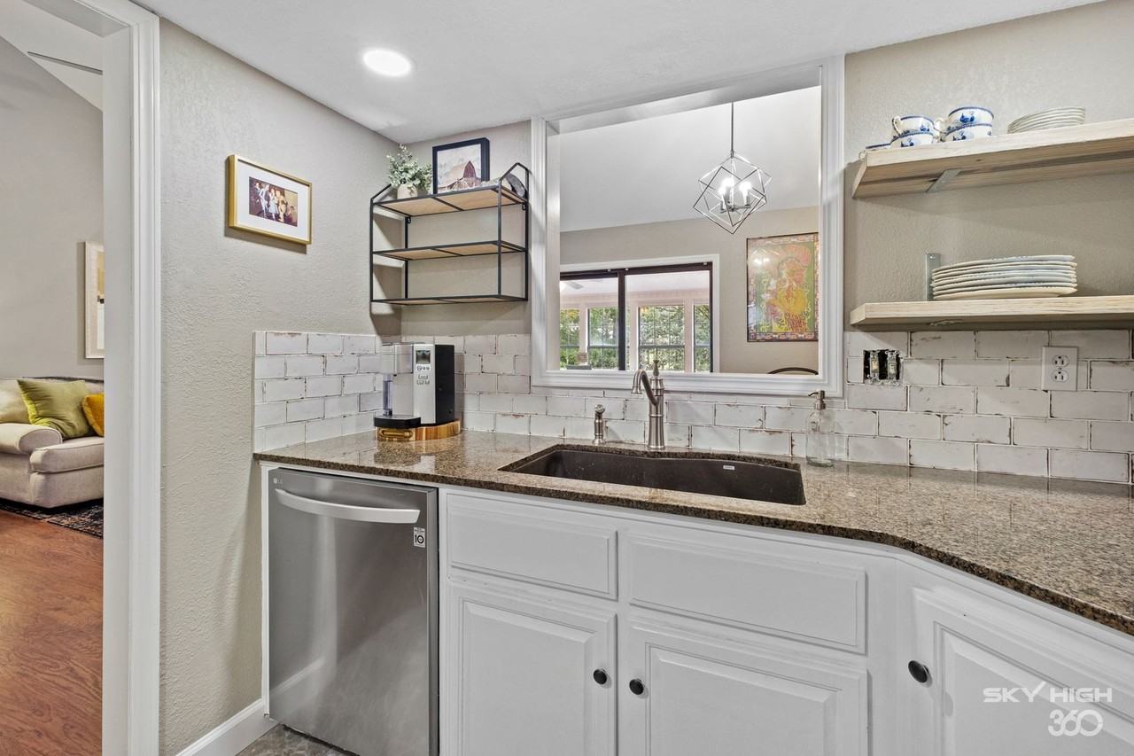 26 Melinda Ln - Photo 3 of 32