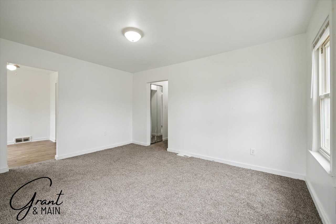 13926 Rockdale St - Photo 5 of 20
