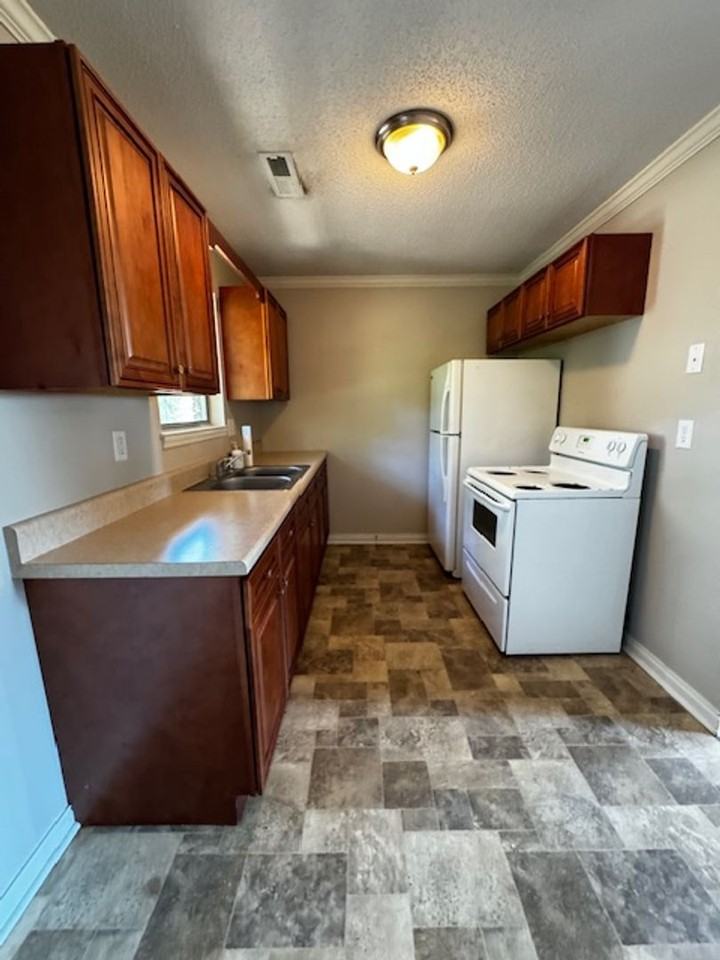 990 Cedar Springs Rd Se - Photo 3 of 5