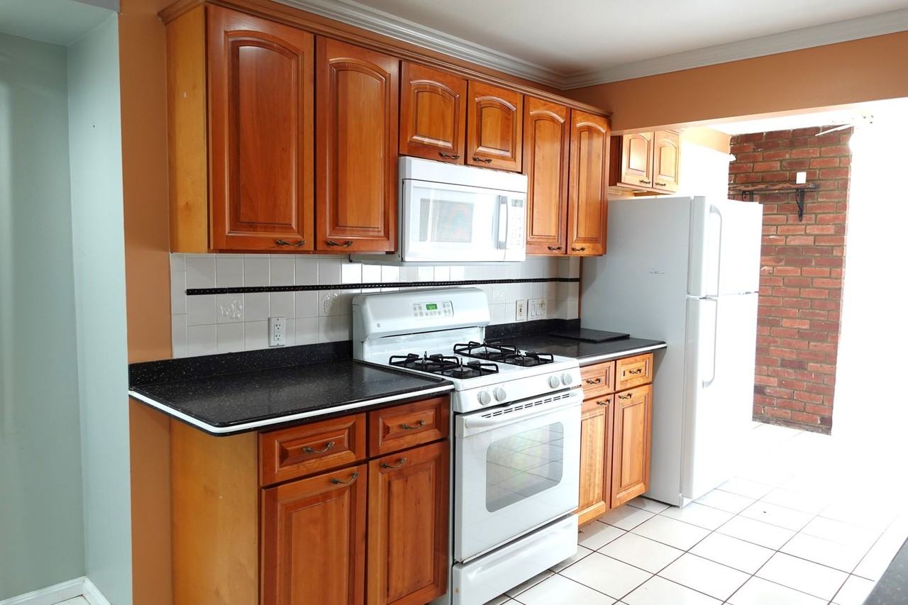 435 Whittier Ave - Photo 3 of 12