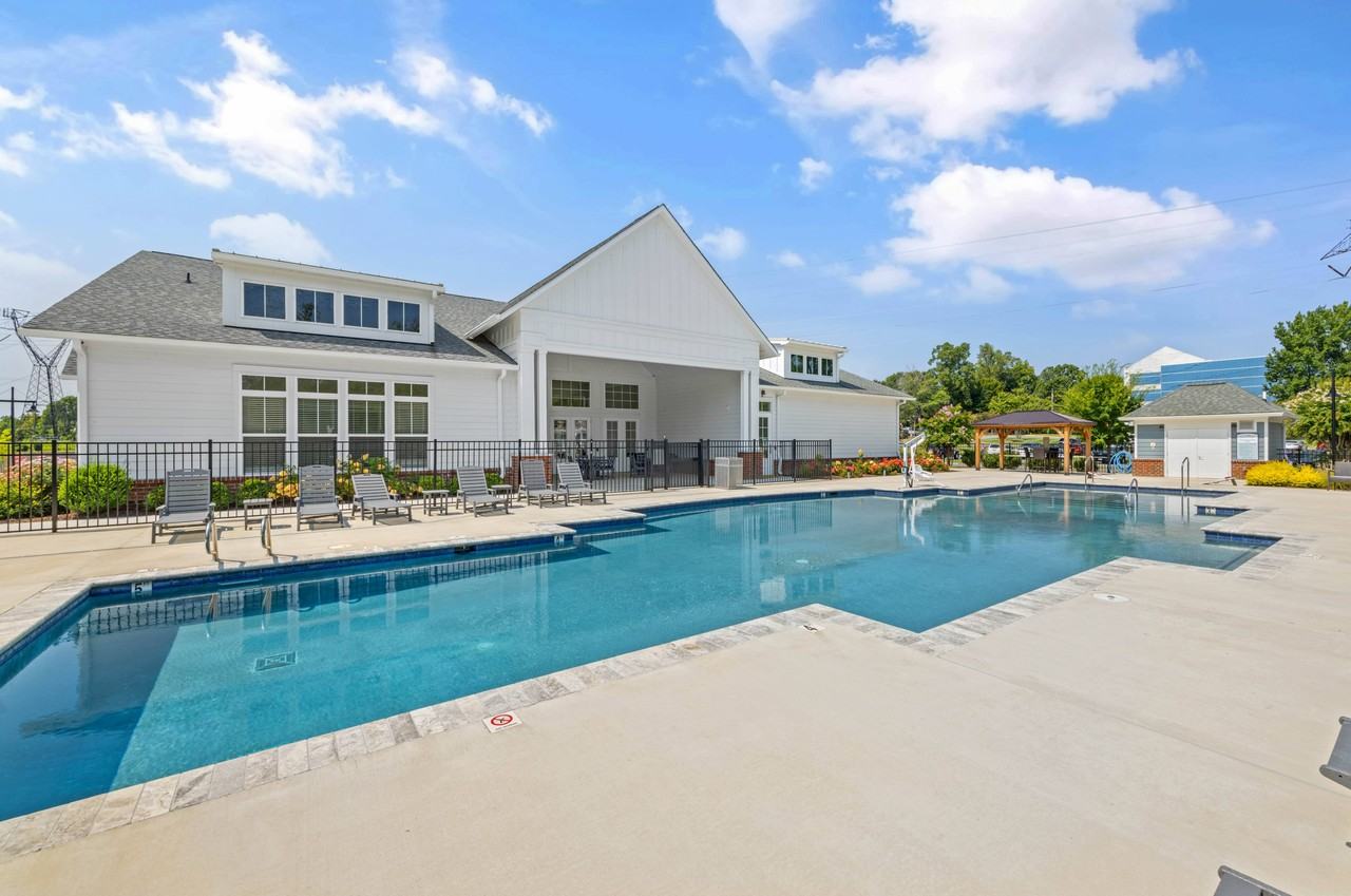 Commonwealth - Photo 3 of 50