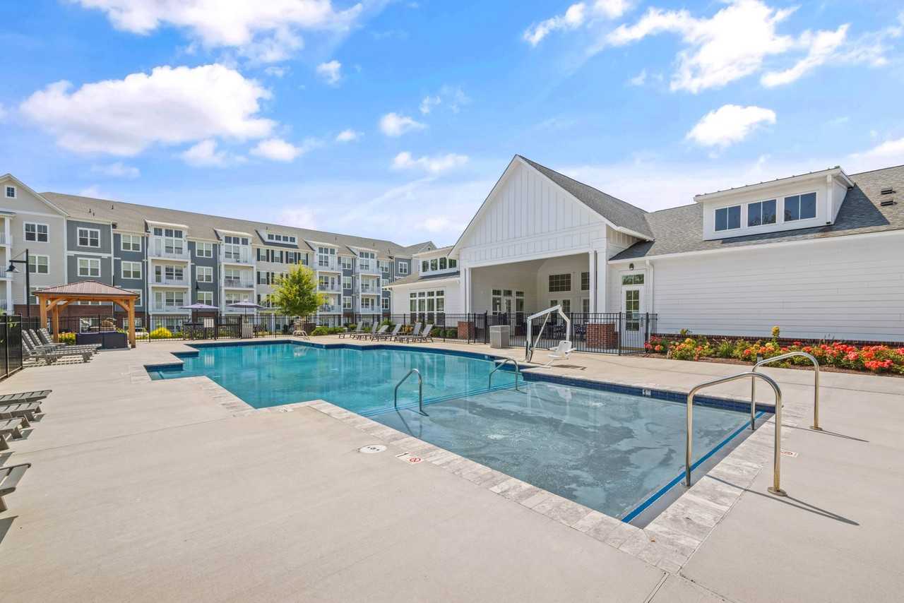 Commonwealth - Photo 4 of 50