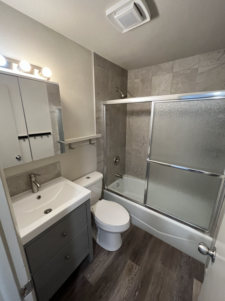 50 Barclay Dr #4 - Photo 3 of 8