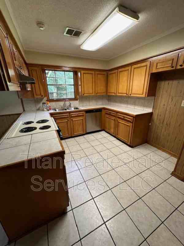 413 Woodvale Ave - Photo 3 of 9