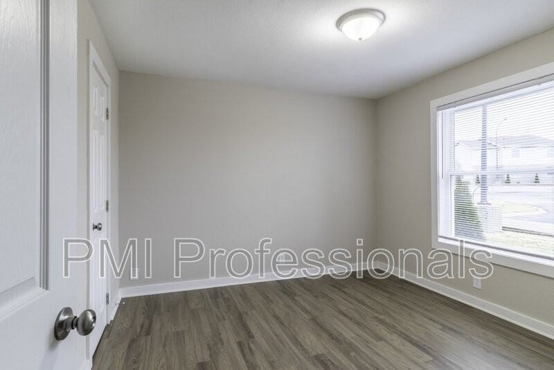 112 Kingsridge Dr - Photo 2 of 8