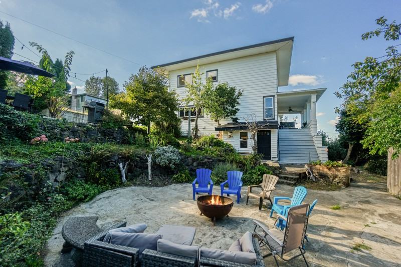 9963 Rainier Ave S - Photo 2 of 34