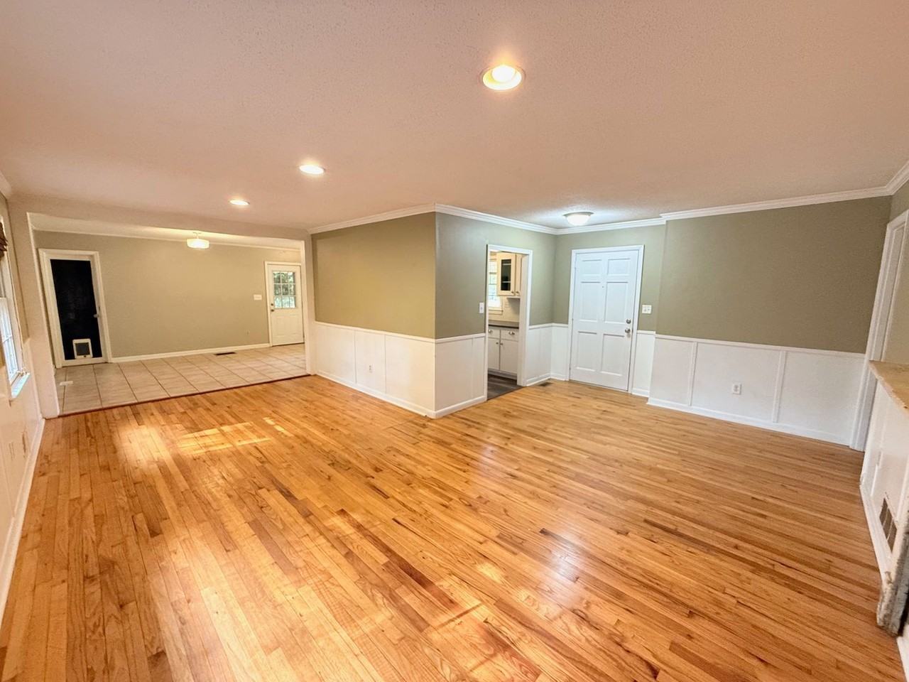 139 Stafford Dr - Photo 4 of 23