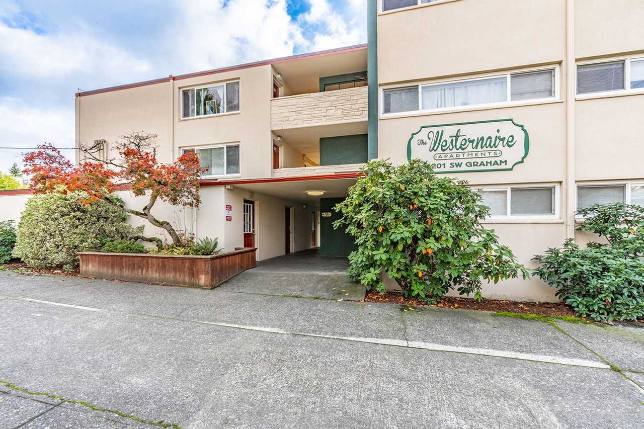 Studio In Central West Seattle - Photo 3 of 39