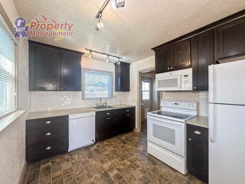 1721 S Pacific St - Photo 5 of 23