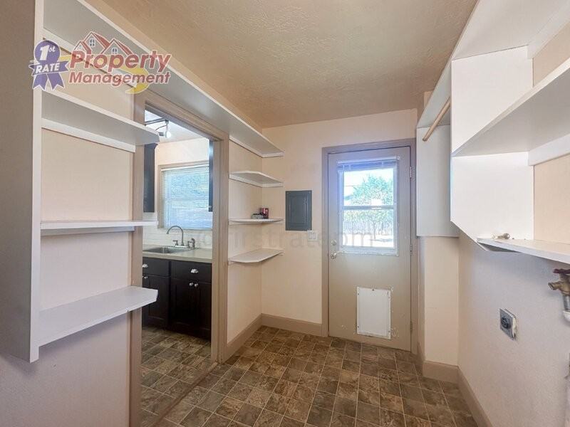 1721 S Pacific St - Photo 6 of 23