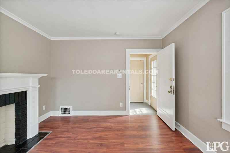 2030 Wyndhurst Rd Uppr - Photo 2 of 21