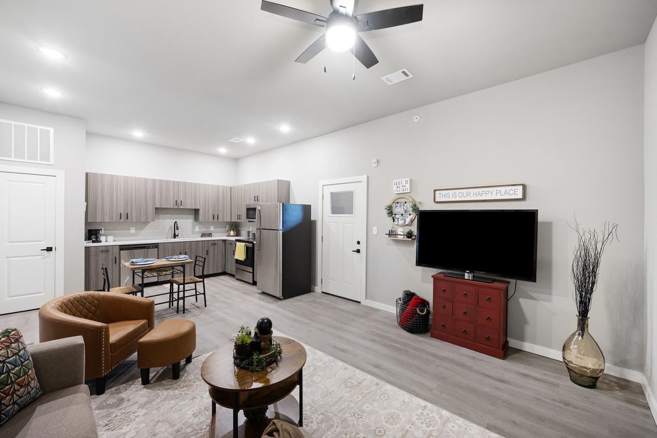 401 North Independence Avenue - Photo 2 of 44