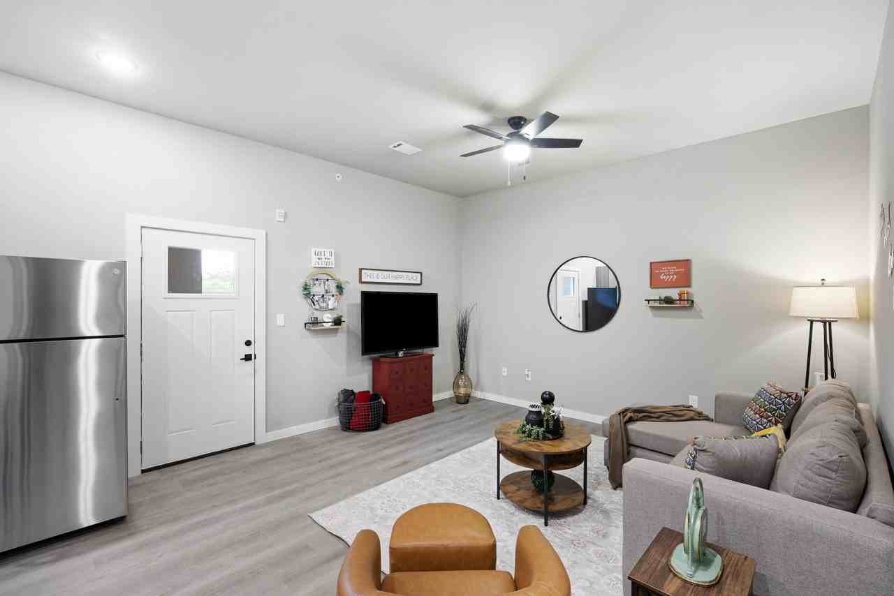 401 North Independence Avenue - Photo 3 of 44