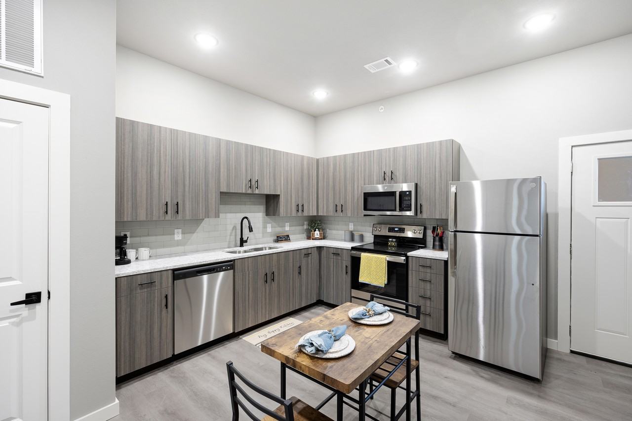 401 North Independence Avenue - Photo 4 of 44