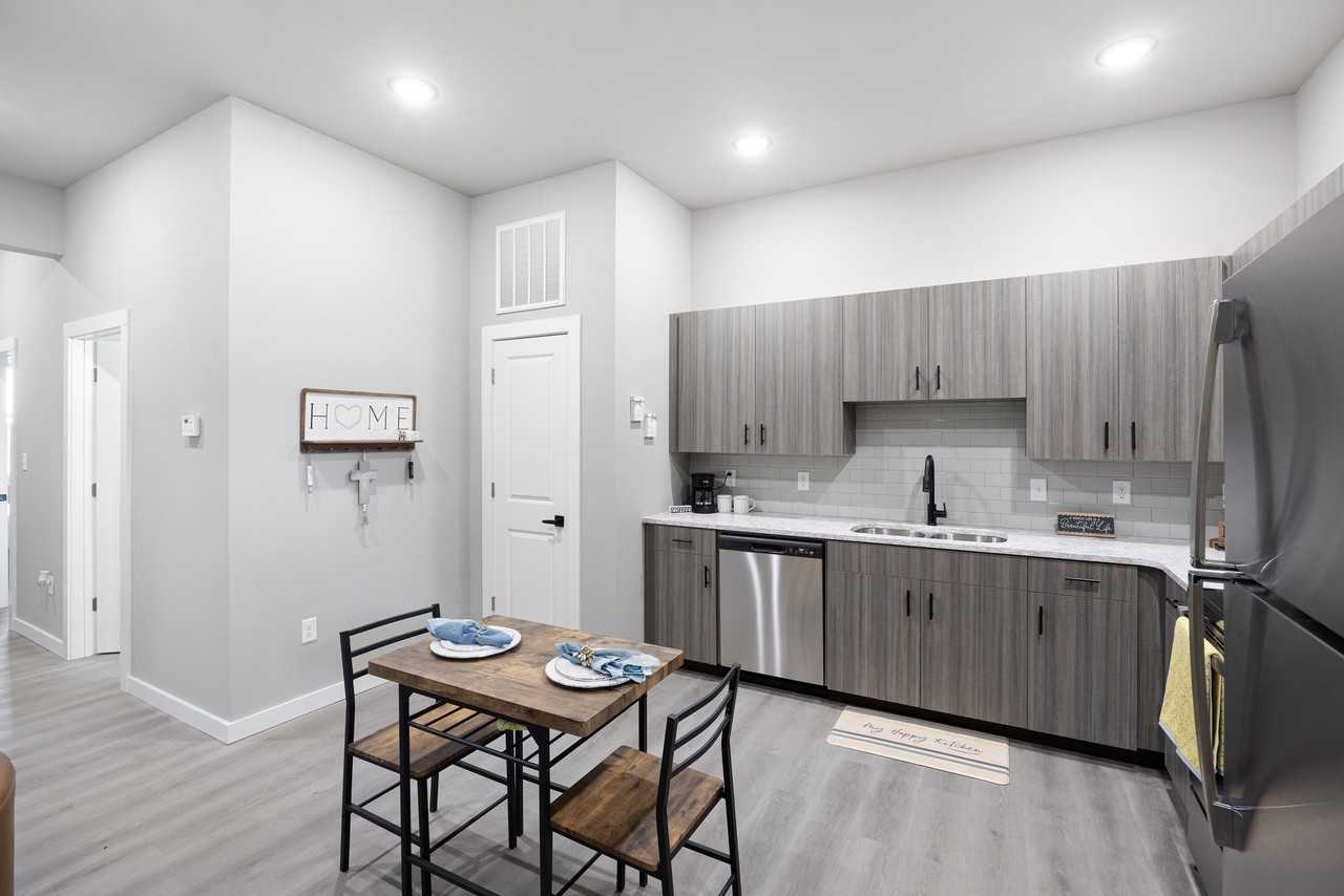 401 North Independence Avenue - Photo 5 of 44