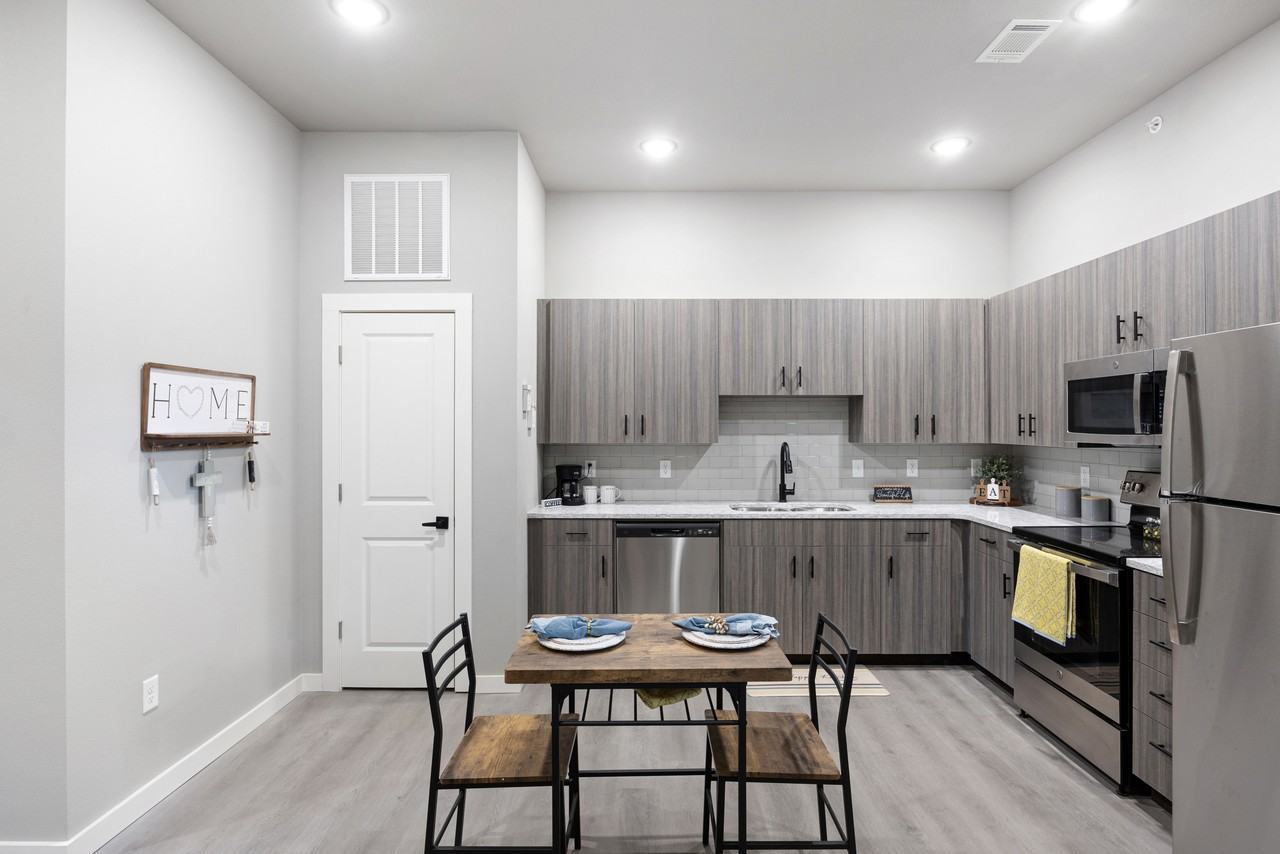 401 North Independence Avenue - Photo 6 of 44