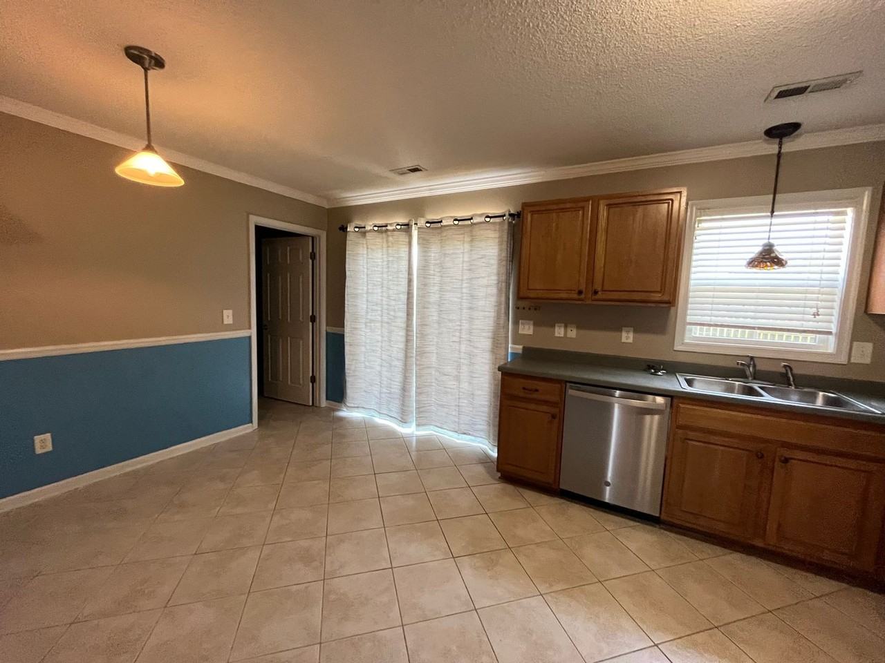 206 Honeysuckle St - Photo 2 of 9