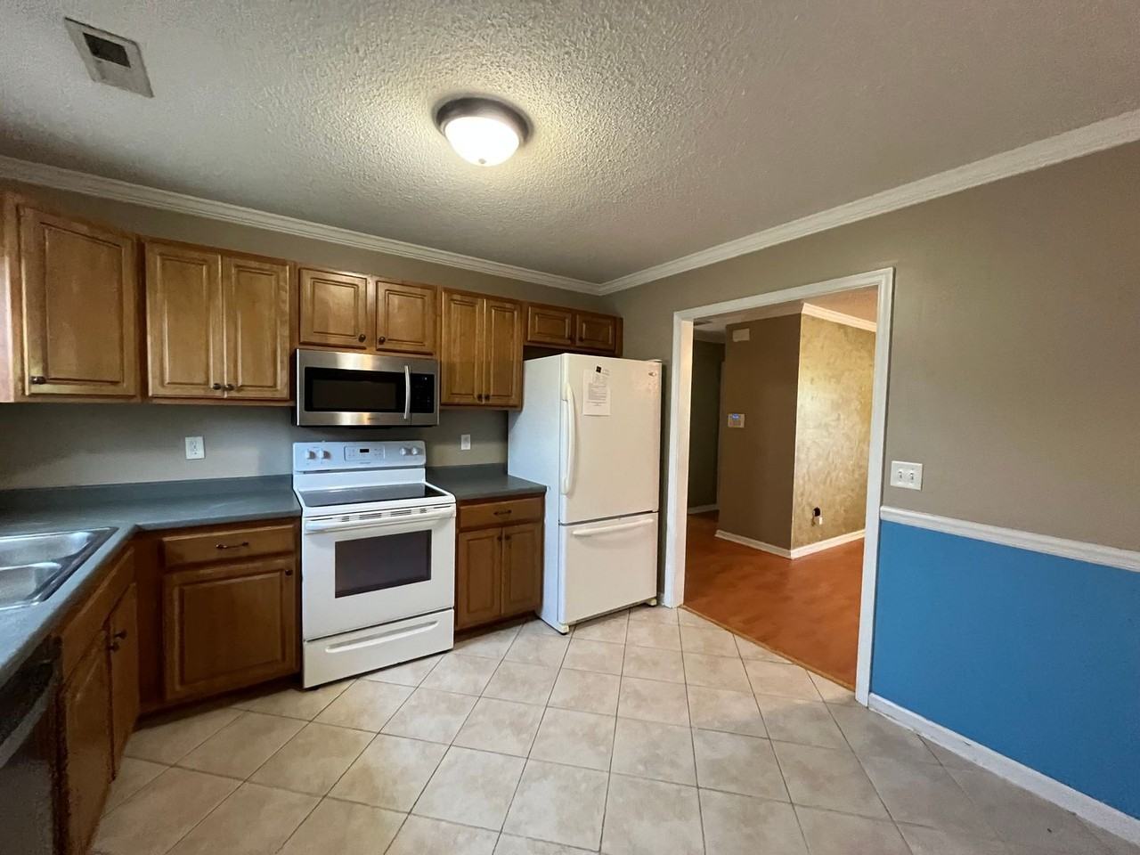 206 Honeysuckle St - Photo 3 of 9