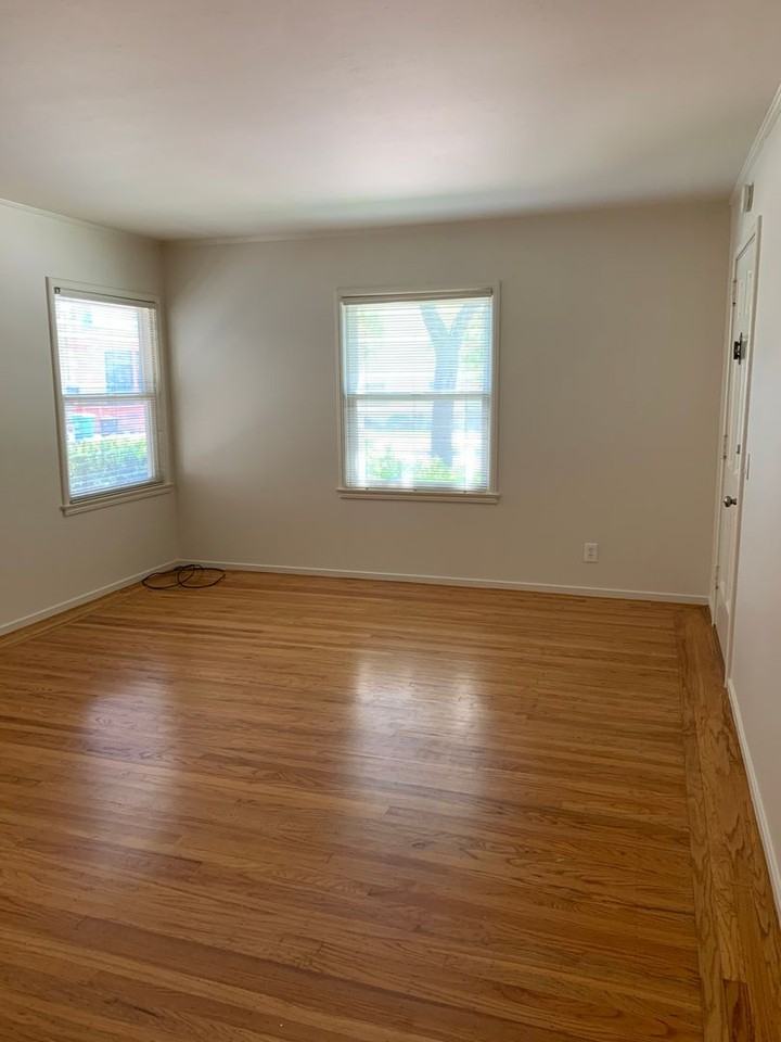 Yale 2305 - Photo 2 of 9