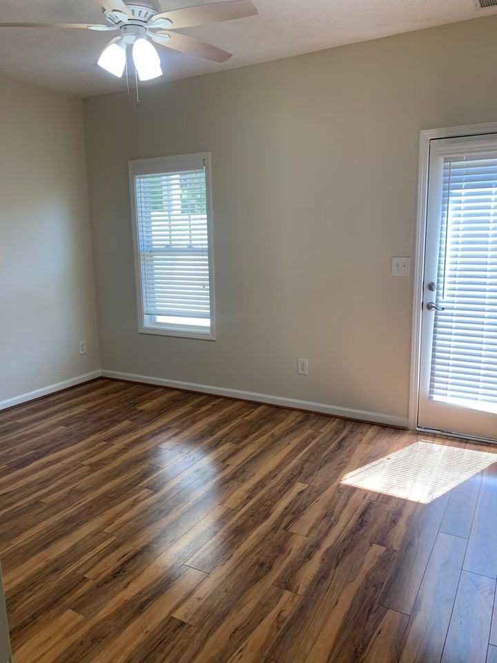 1121 Red Bud St - Photo 2 of 9