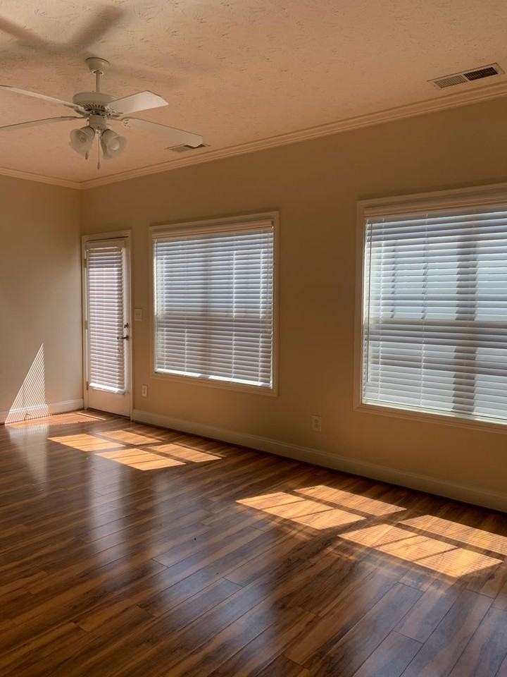 1121 Red Bud St - Photo 5 of 9