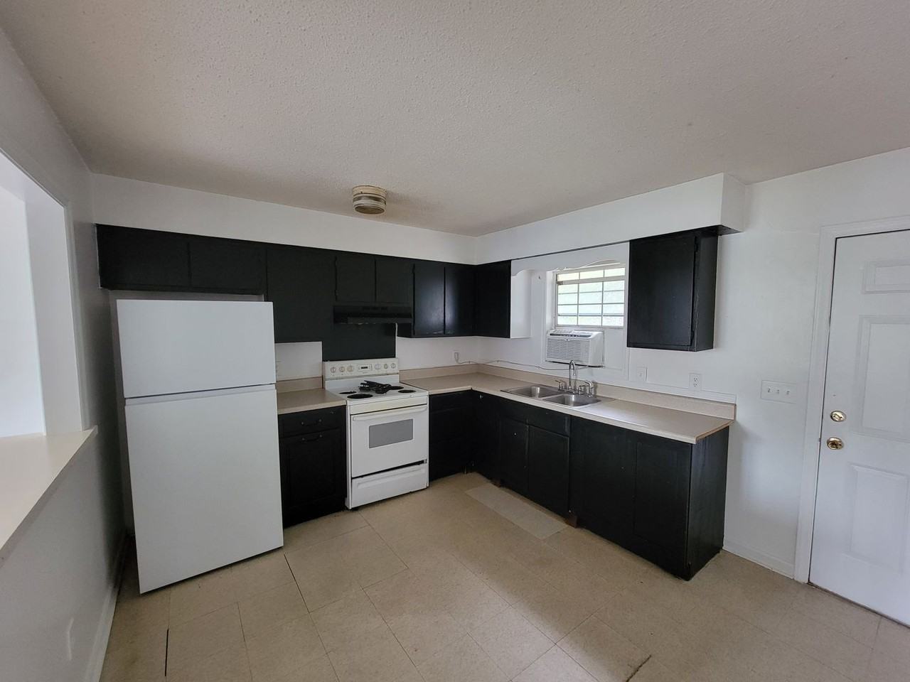 1726 Willow Rd - Photo 2 of 8