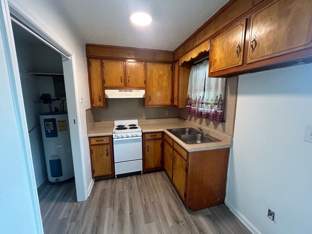 Flaming Manor Apartments - Photo 2 of 9