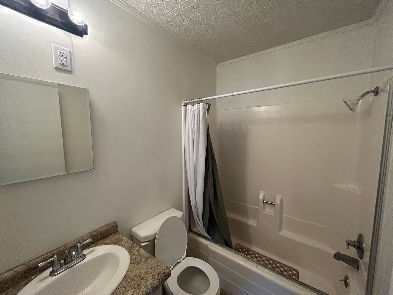 Flaming Manor Apartments - Photo 3 of 9