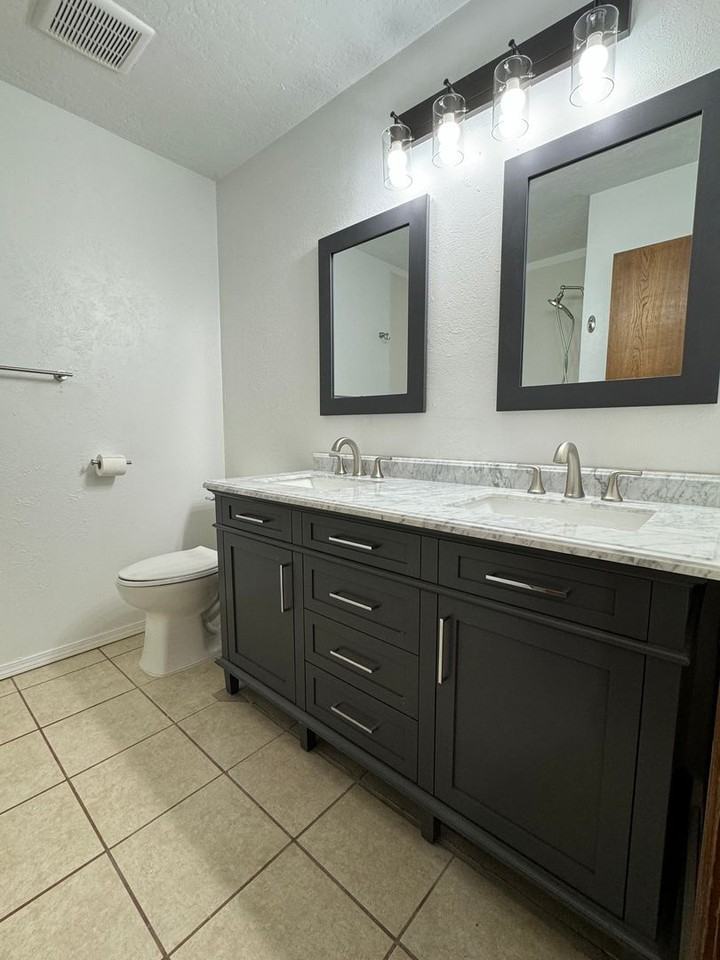 2610 Nw 78th St - Photo 7 of 13
