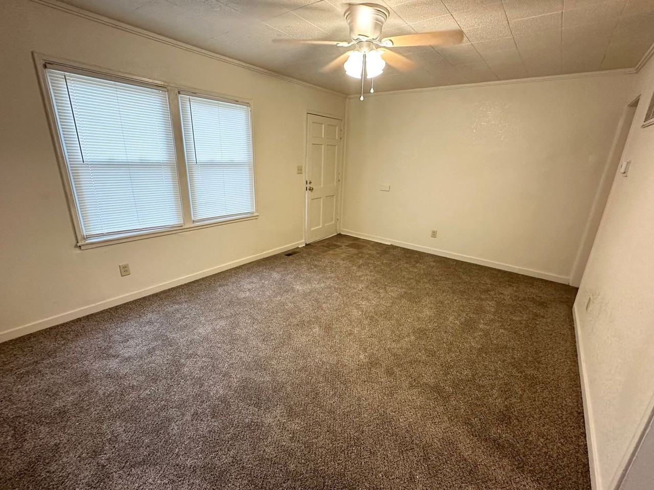 843 Se 33rd St - Photo 3 of 13