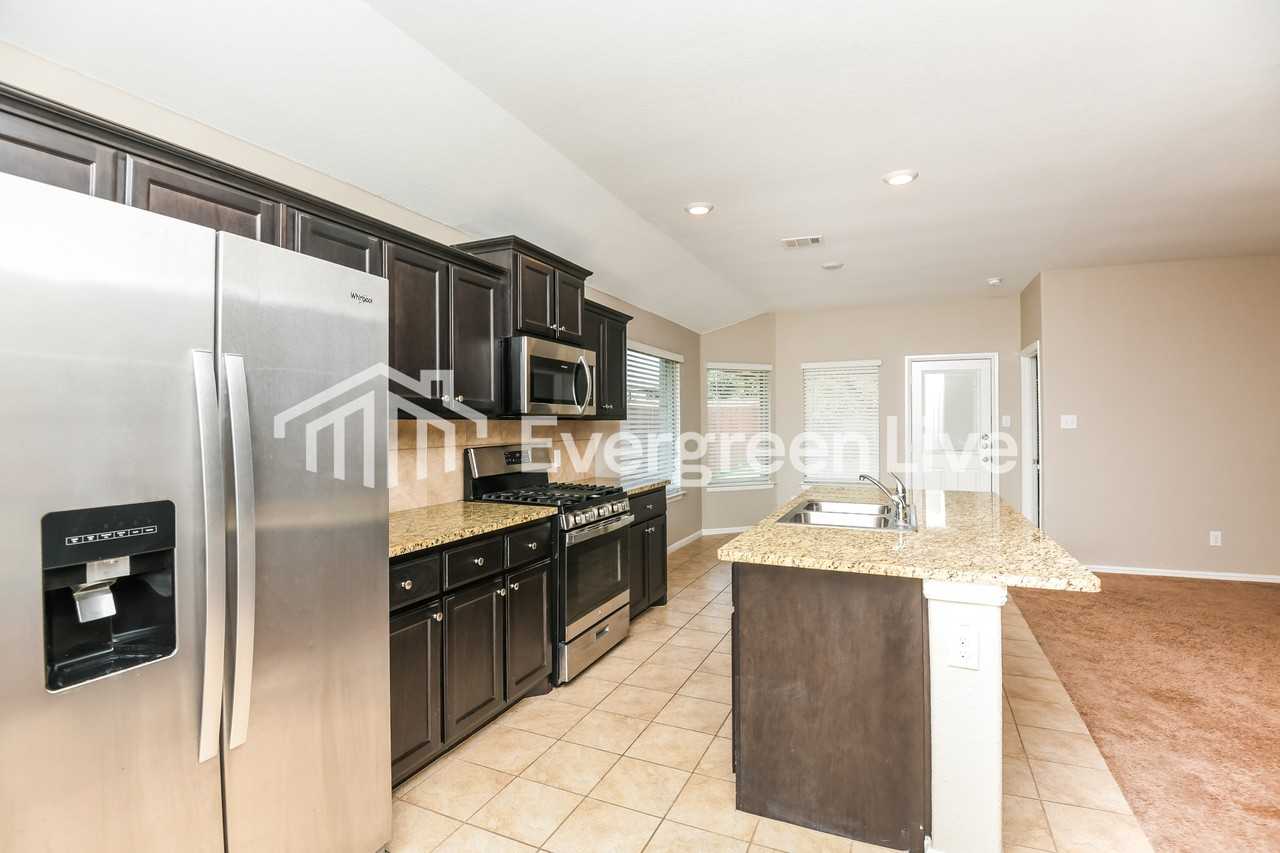 805 Hutchins Dr - Photo 4 of 13