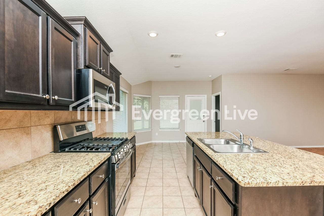 805 Hutchins Dr - Photo 5 of 13