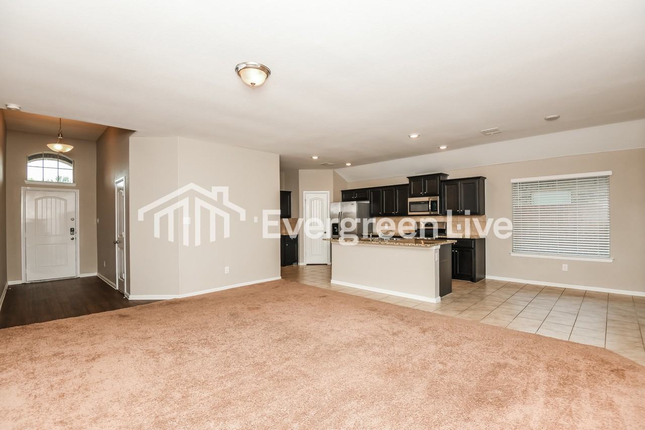 805 Hutchins Dr - Photo 3 of 13