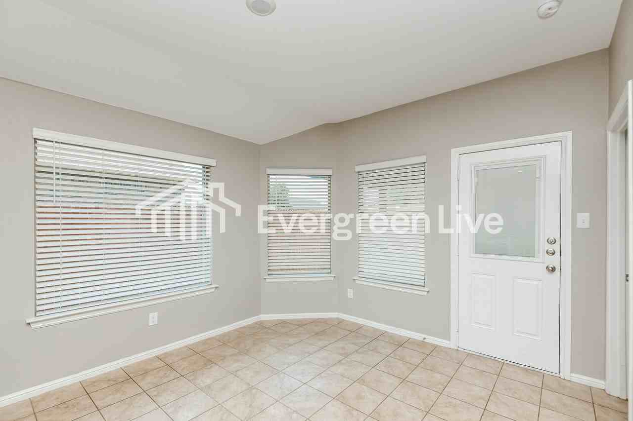 805 Hutchins Dr - Photo 6 of 13