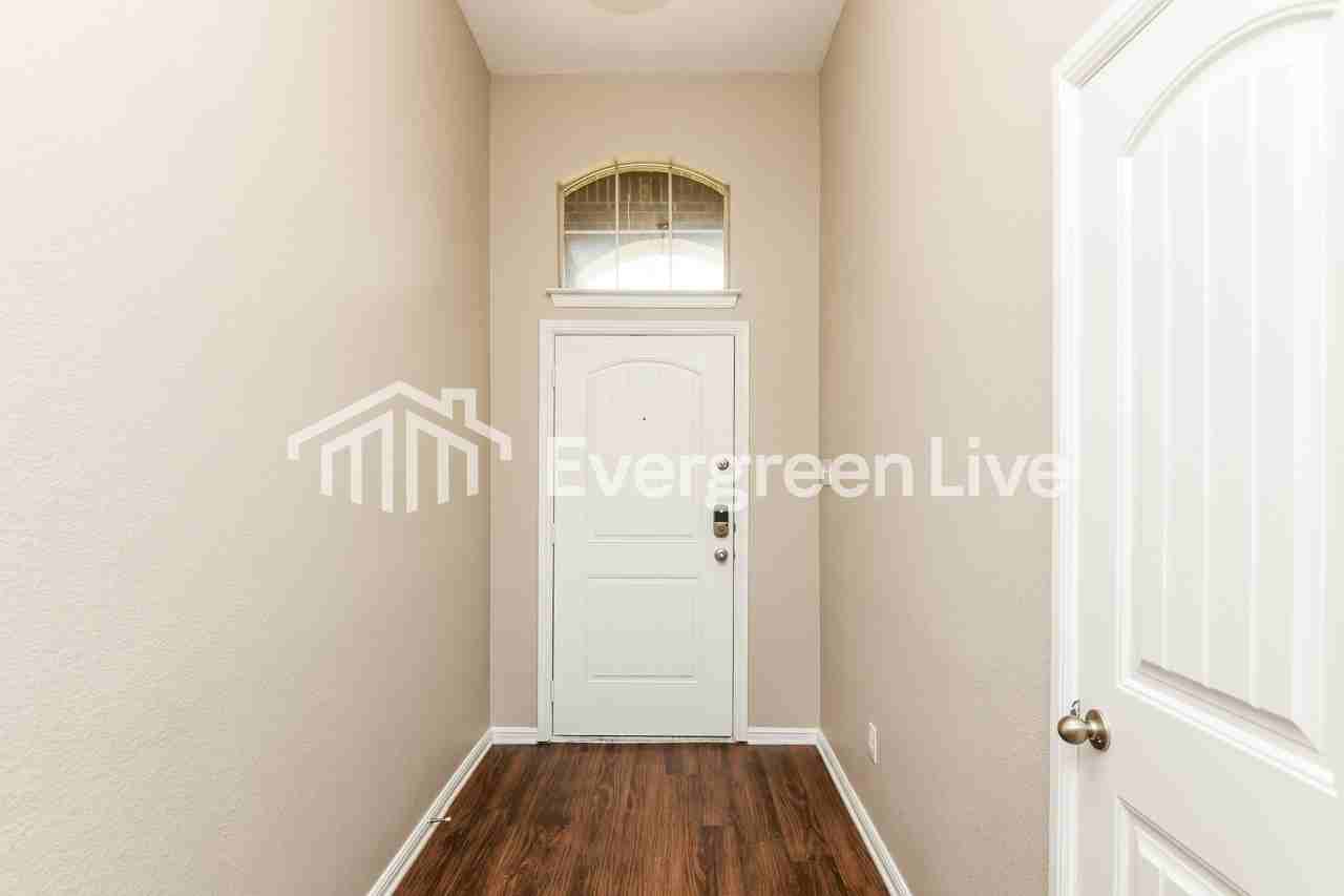 805 Hutchins Dr - Photo 2 of 13