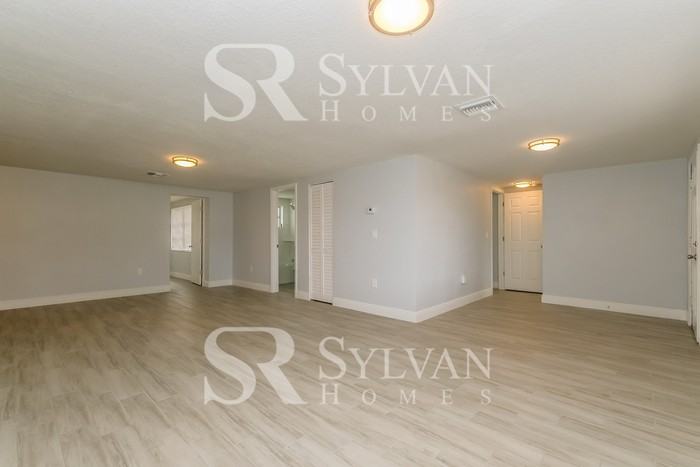 5220 Falcon Dr - Photo 3 of 15
