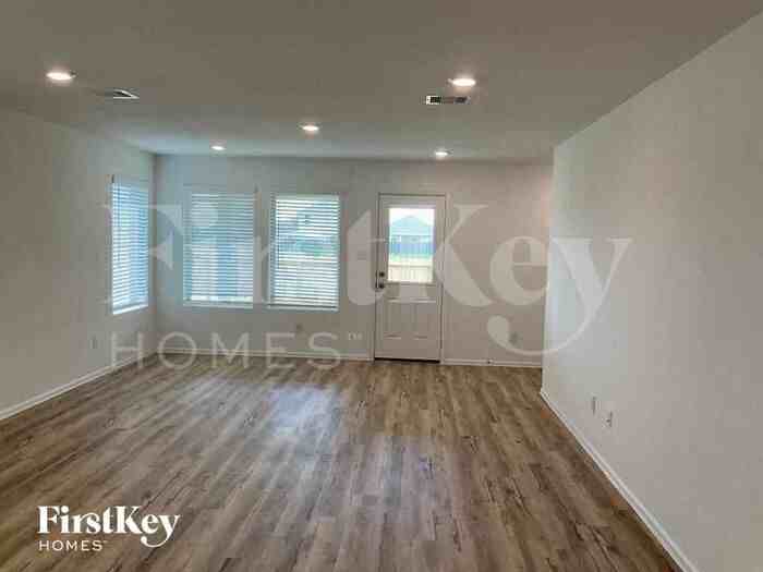 453 Maple Bend Ln - Photo 2 of 10