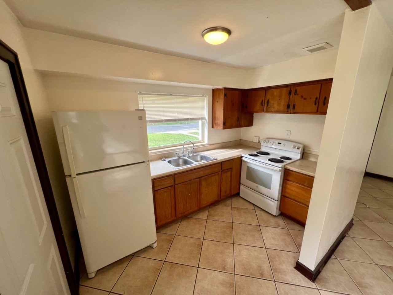 2408 Gillis St - Photo 3 of 9