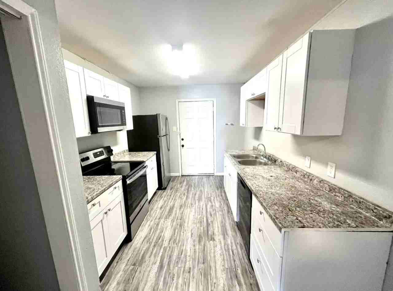 7642 Oak Chase - Photo 2 of 50