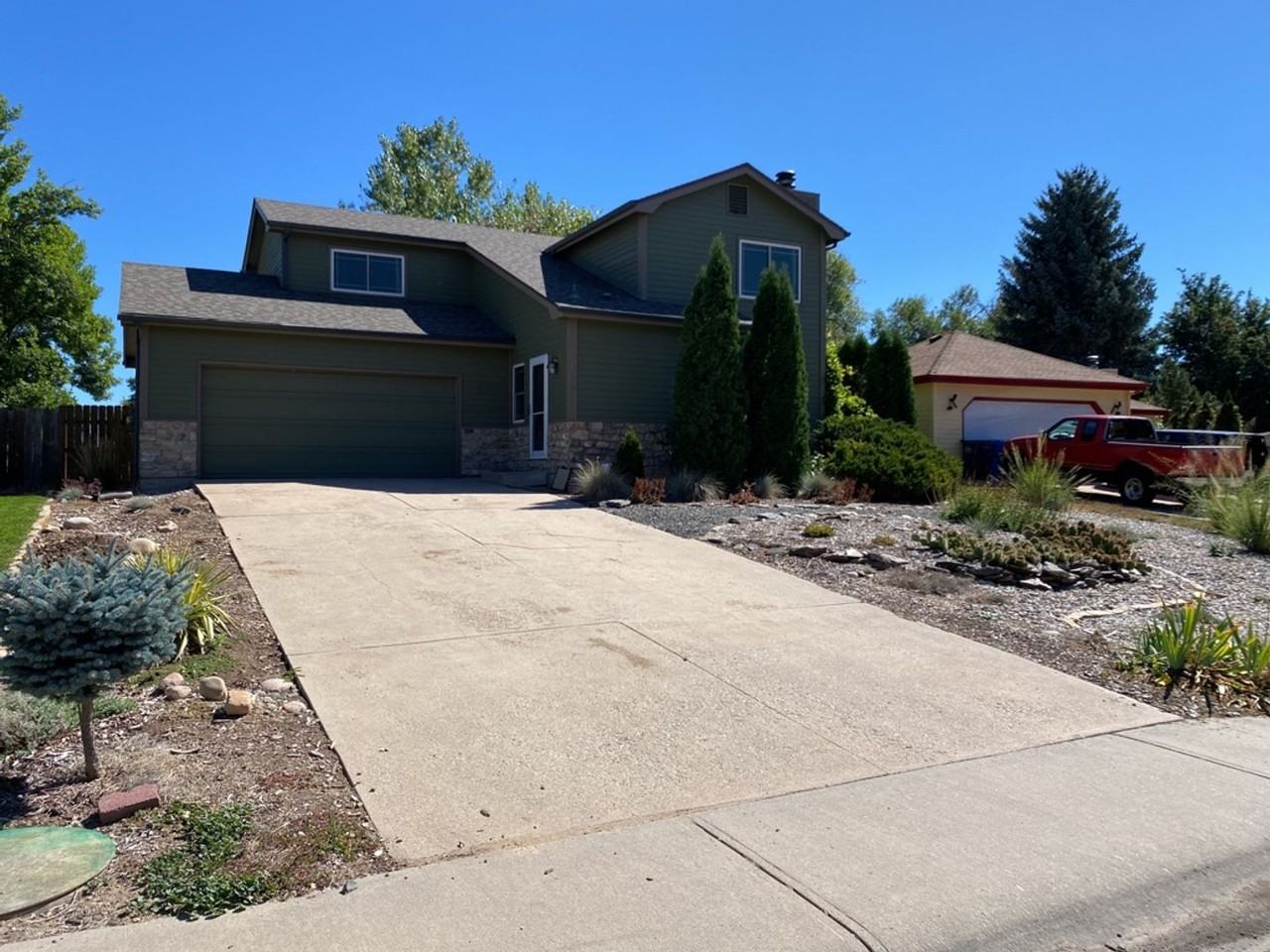 1033 Parkview Dr - Photo 2 of 50