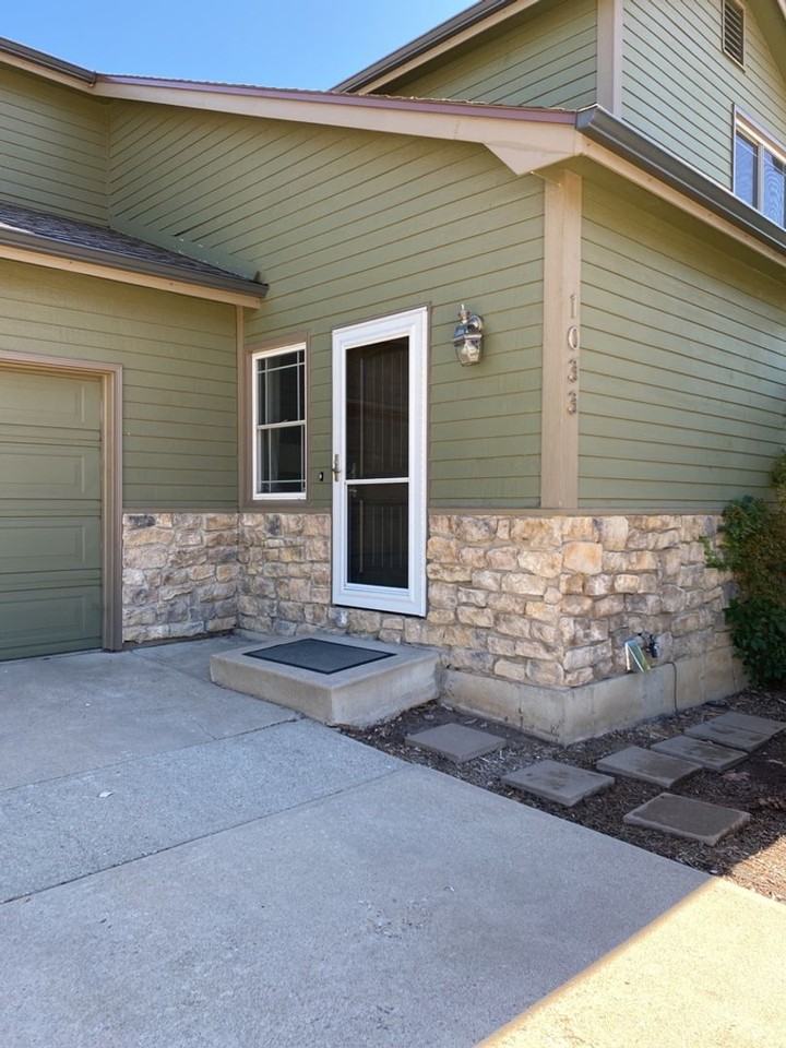 1033 Parkview Dr - Photo 3 of 50