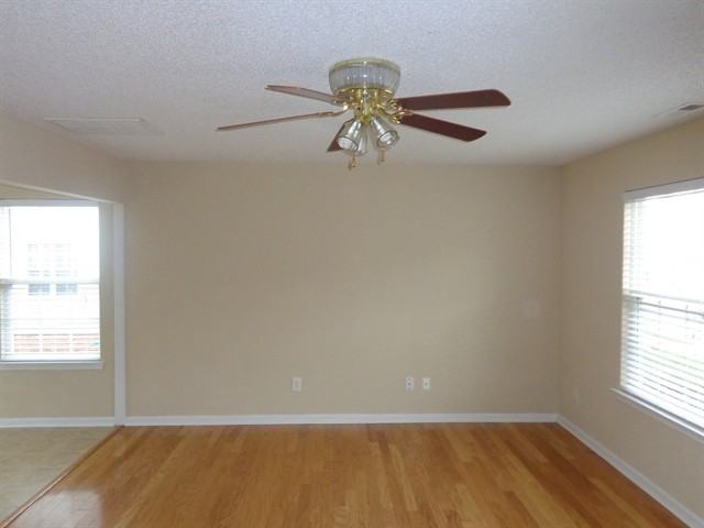 108 Peterborough Dr - Photo 3 of 12