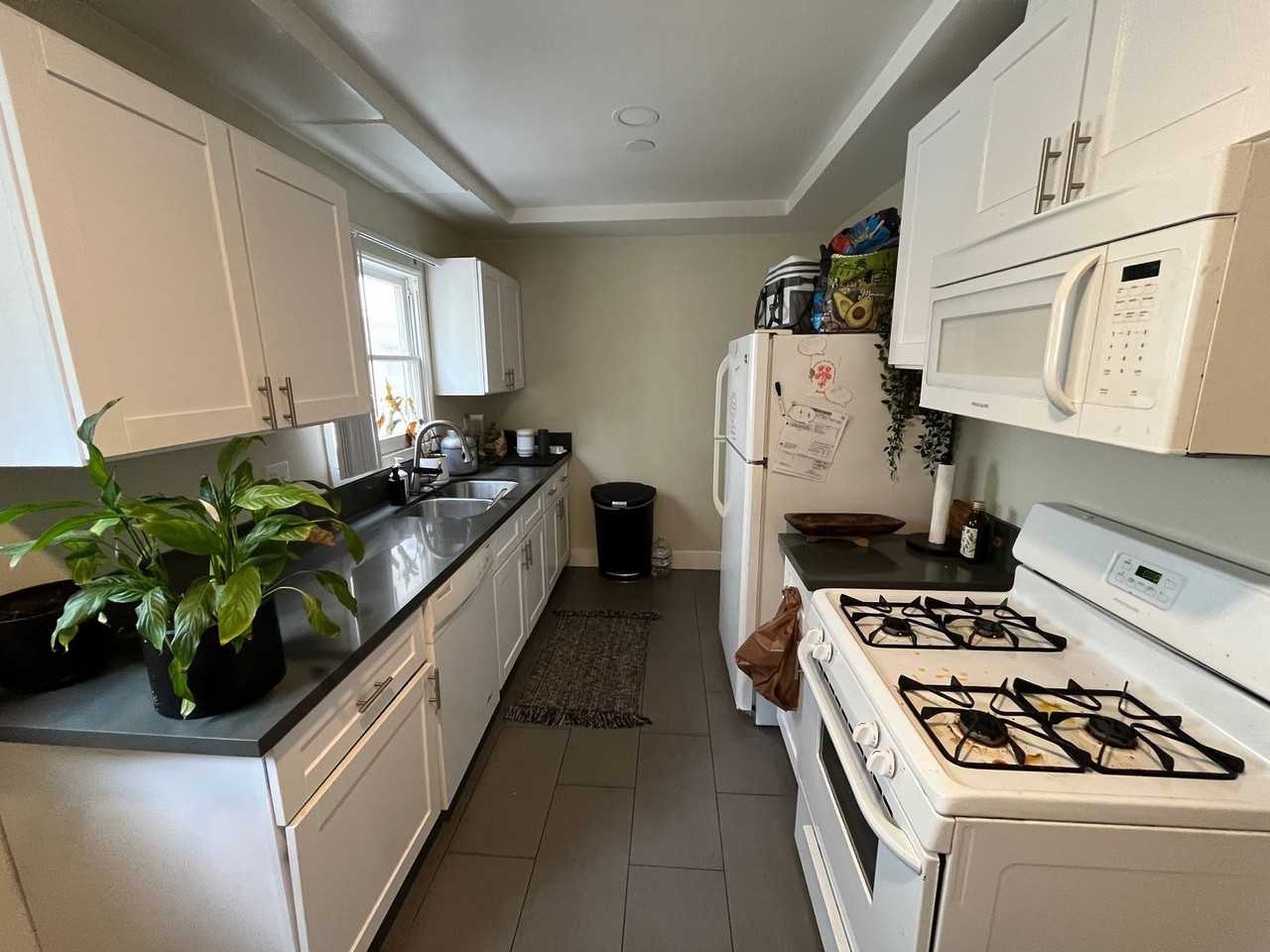 621 Midvale Avenue - Photo 7 of 23