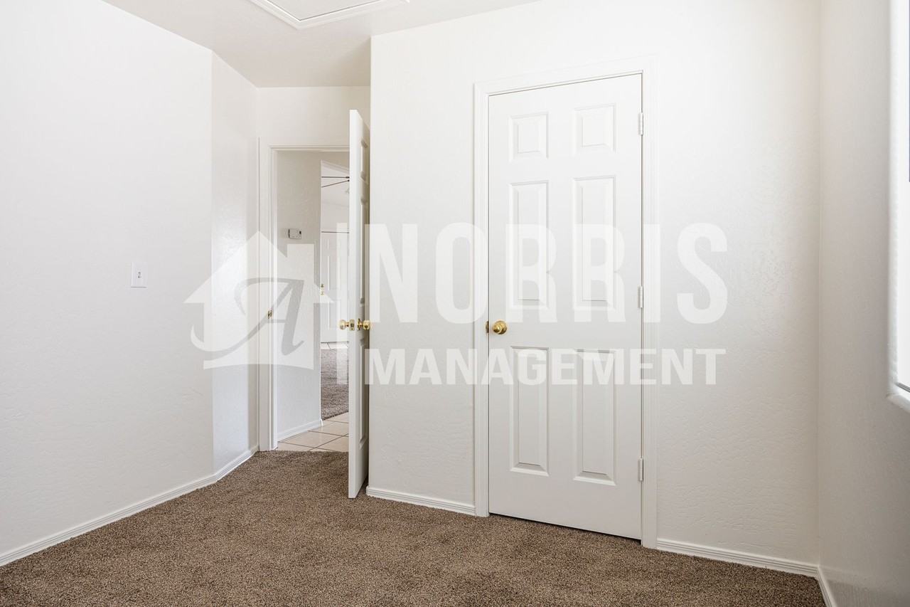 8943 W Coronado Dr - Photo 7 of 25